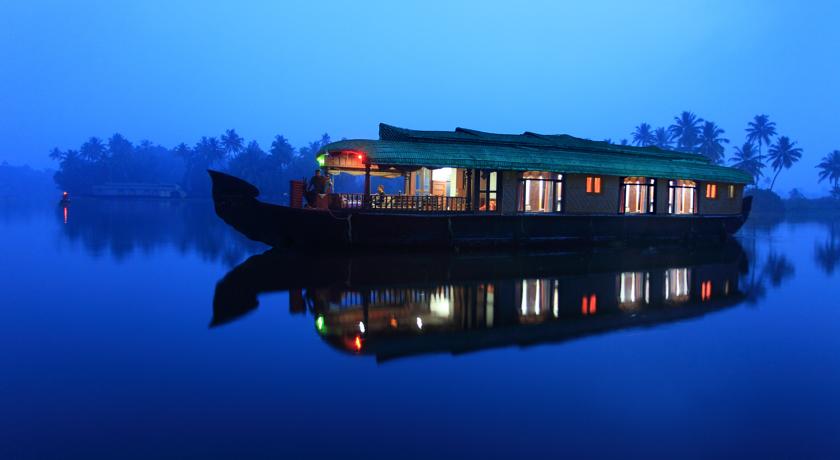 Deluxe vs premium houseboat with bedrooms