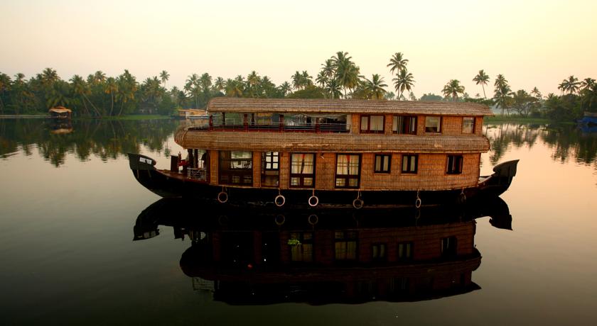 Premium boat house stay with multiple bedrooms
