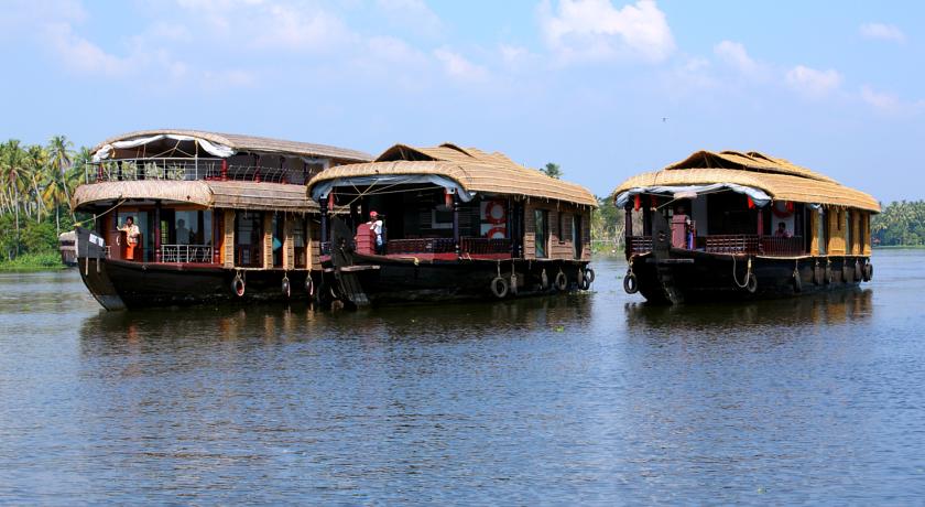 Premium houseboat with luxury bedroom amenities