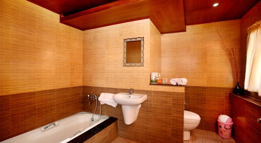 Premium Kerala houseboat with rooms