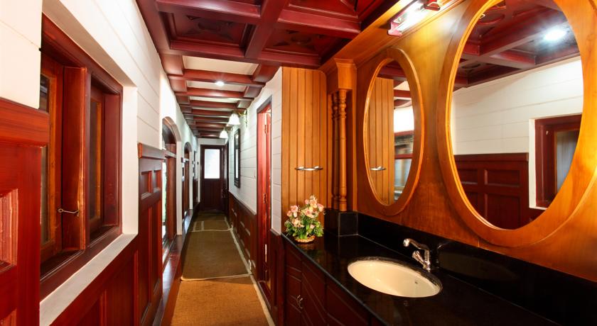 Premium houseboat with attached bathroom
